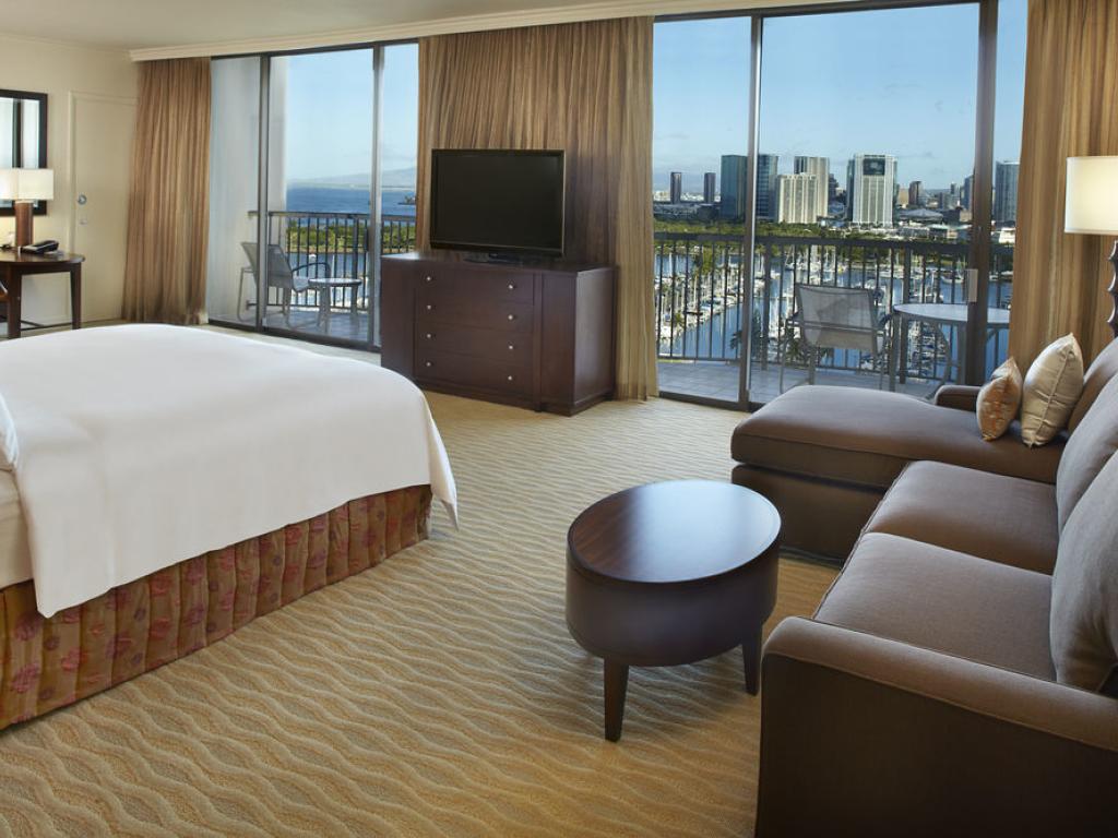Review: Hilton Hawaiian Village Full Resort and Rainbow Tower Room Tour