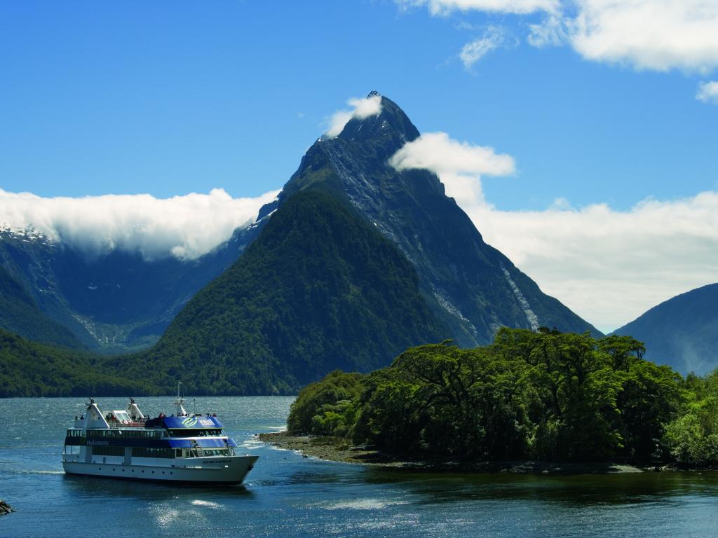 Milford Sound Coach & Nature Cruise, Milford Sound, New Zealand