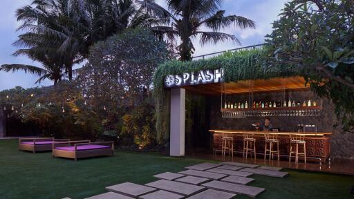 Splash Pool Bar