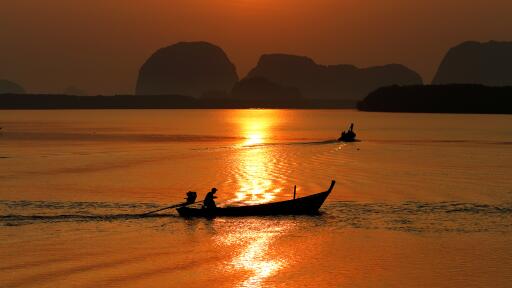 James Bond Twilight Sea Canoe & Glowing Plankton